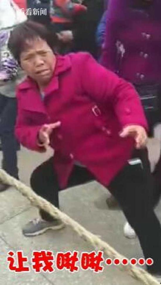 俩大妈吃瓜表情包视频,笑料横生的日常瞬间